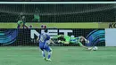 Ilija Spasojevic gagal mencetak gol melalui penalti dalam turnamen Piala Presiden 2015 di Stadion Si Jalak Harupat, Bandung. Rabu (2/9/2015). (Bola.com/Peksi Cahyo)