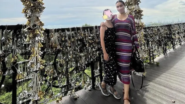 Tampilan Outfit Kompak Denada dan Sang Anak  (@denadaindonesia)