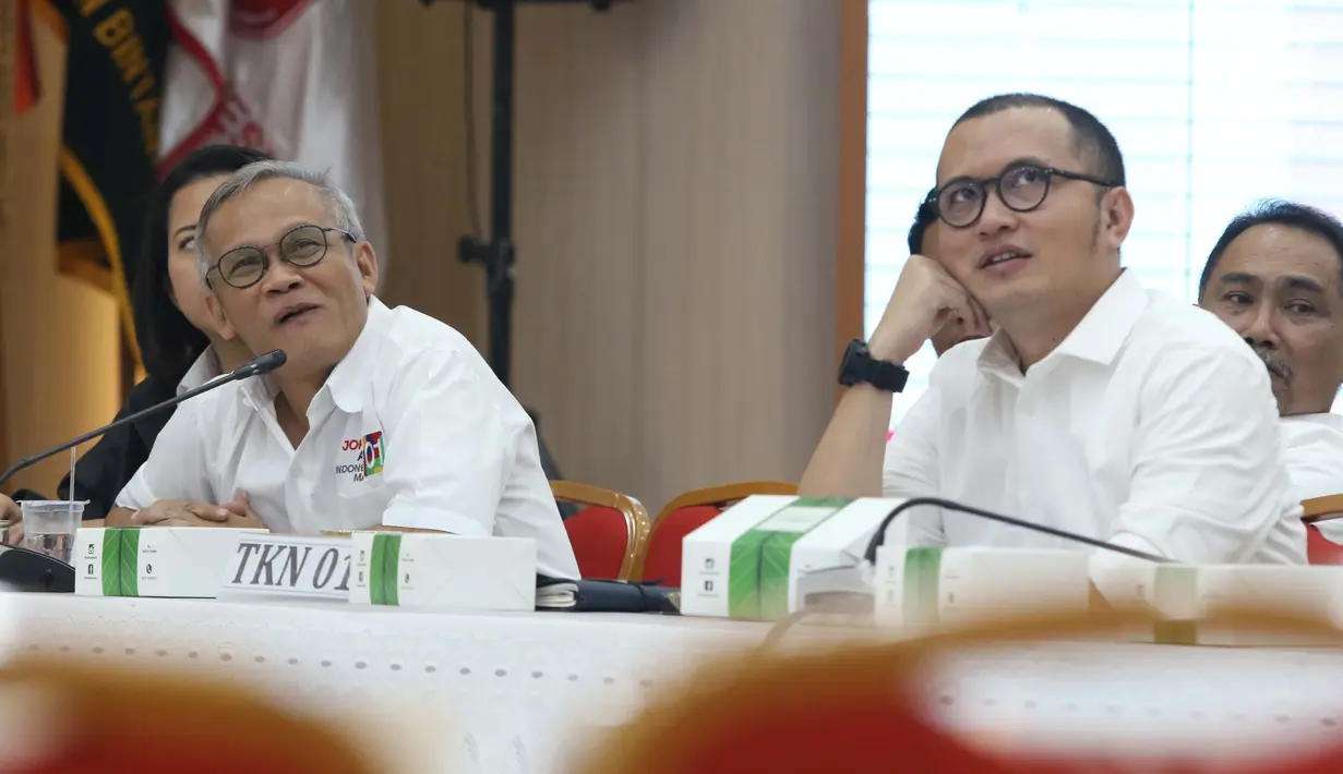 Direktur Program TKN 01, Aria Bima (kiri) saat mengikuti rapat persiapan debat Capres/Cawapres Pemilu 2019 di Gedung KPU, Jakarta, Selasa (26/2). Rapat berlangsung tertutup dan dihadiri kedua tim pemenangan paslon. (Liputan6.com/Helmi Fithriansyah)