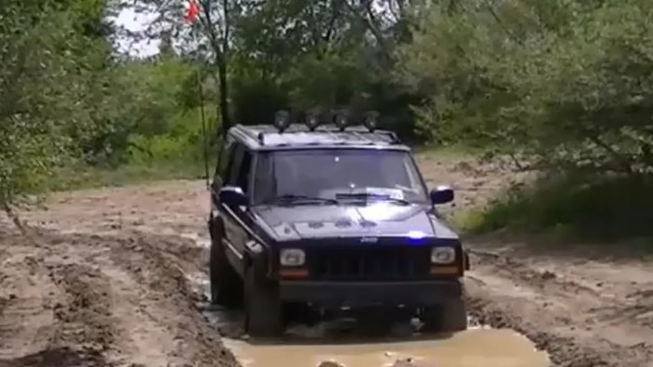 Pasangan Romantis Ini Berbulan Madu Becek-Becekan Pakai Jeep