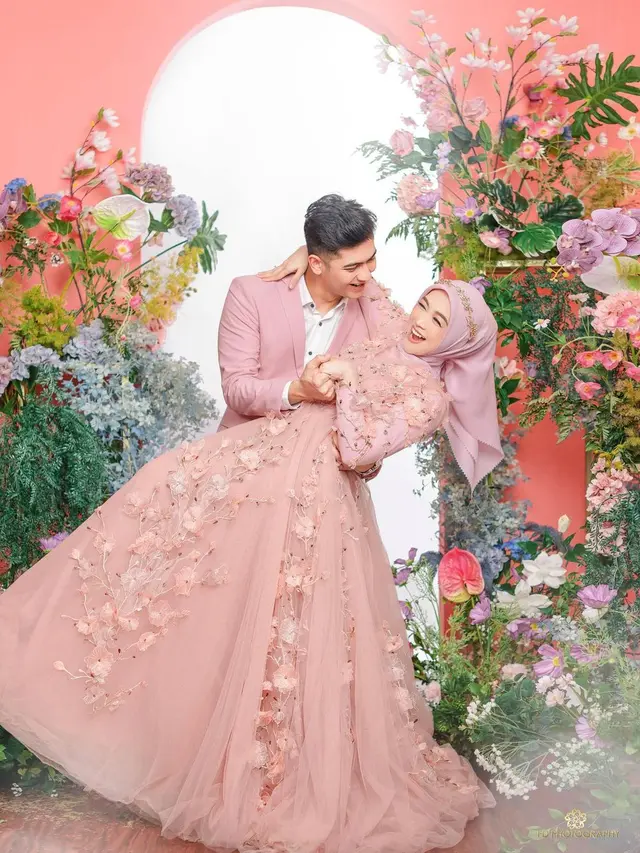 Intip 8 Potret Mesra Ria Ricis dan Teuku Ryan