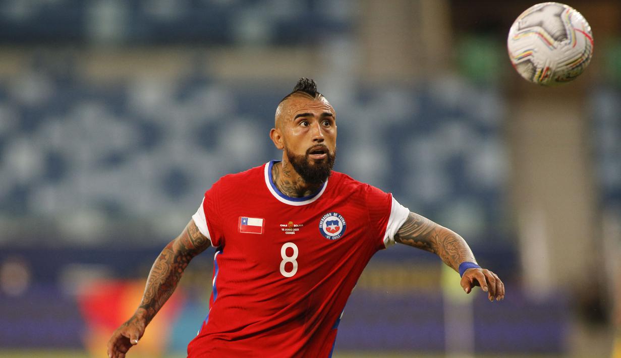 Lima menit berselang, Arturo Vidal melakukan serangan dengan memberikan umpan lambung ke Ben Brereton. Bola disambut dengan tandukan Berereton mengarah ke pojok kiri atas, namun percobaannya dapat digagalkan kiper Bolivia, Carlos Lampe. (Foto: AFP/Silvio Avila)