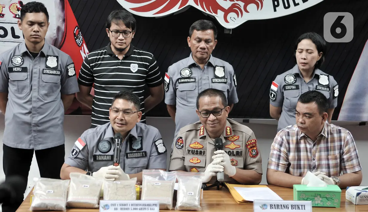 Kabid Humas Polda Metro Jaya Kombes Pol Yusri Yunus didampingi penyidik Subdit I Ditresnarkoba Polda Metro Jaya memberikan keterangan saat rilis pengungkapan kasus narkoba di Mapolda Metro Jaya, Jakarta, Kamis (12/12/2019). (merdeka.com/Iqbal S. Nugroho)