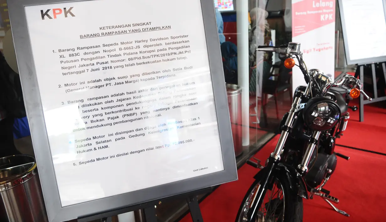 Motor Harley milik terpidana korupsi yang dilelang KPK saat peringatan Hari Anti Korupsi Sedunia di Jakarta, Selasa (4/12). Motor Harley milik Auditor Madya milik Sigit Yugoharto memiliki nilai limit sebesar Rp 72 juta. (Liputan6.com/Angga Yuniar)