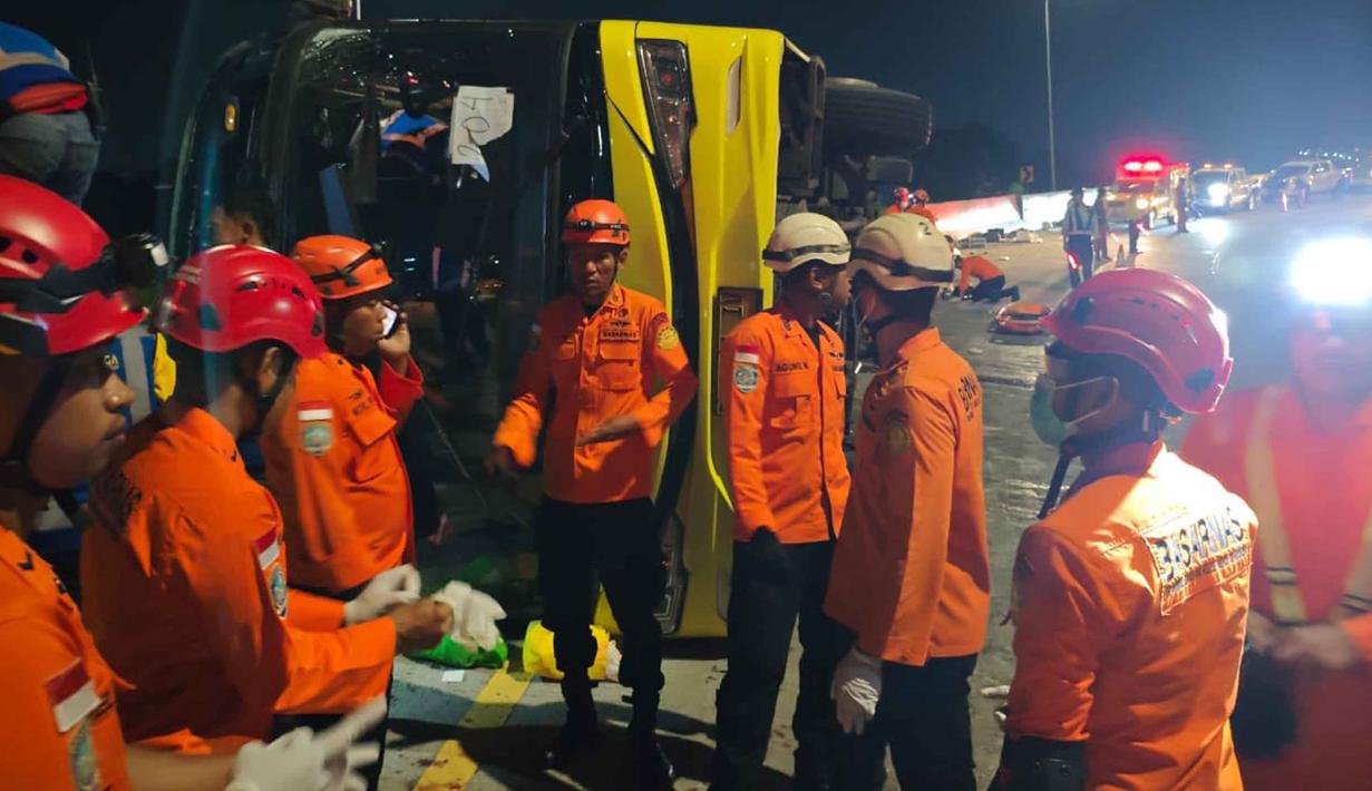Proses evakuasi dilakukan oleh tim gabungan dari Basarnas, Polri, Jasa Marga, dan PMI, yang berakhir sekitar pukul 04.00 WIB. Tampak dalam foto, personel dari Badan Nasional Pencarian dan Pertolongan (Basarnas) Semarang melakukan evakuasi korban kecelakaan bus di Exit Tol Krapyak Kota Semarang, Jawa Tengah, Senin (22/12/2025) dini hari. (Foto: Basarnas Semarang)