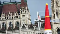 Pilot asal Austria, Hannes Arch melakukan manuver pada pesawatnya saat mengikuti Kejuaraan Dunia Red Bull Air Race 2016 di atas Sungai Danube, Budapest, Hongaria (17/7). (Aron Suveg/Red Bull Content Pool)