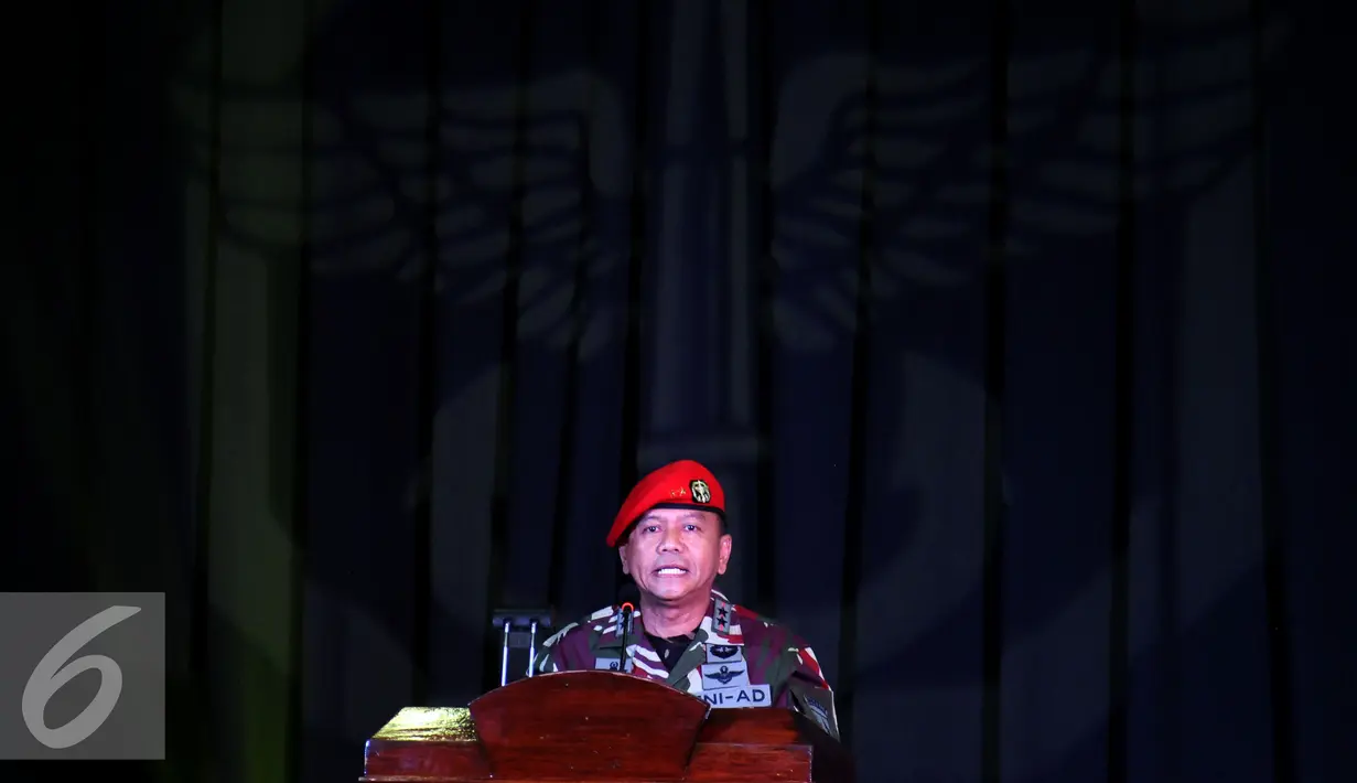 Danjen Kopassus, Mayjen TNI M Herindra memberikan sambutan pada Peringatan 40 tahun Penerjunan di Kota Dili di MakoKopassus, Jakarta, Senin (7/12/2015). Peringatan dihadiri sejumlah purnawirawan tim penerjunan. (Liputan6.com/Helmi Fithriansyah)