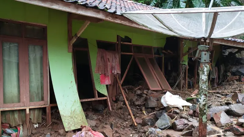 Beberapa rumah warga di desa Makermulya, Kecamatan Talegong, Garut, Jawa Barat rusak parah tertimpa material longsor.