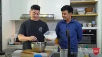 Chef Arnold sedang membuat odading (Dok.YouTube/Arnold Poernomo)