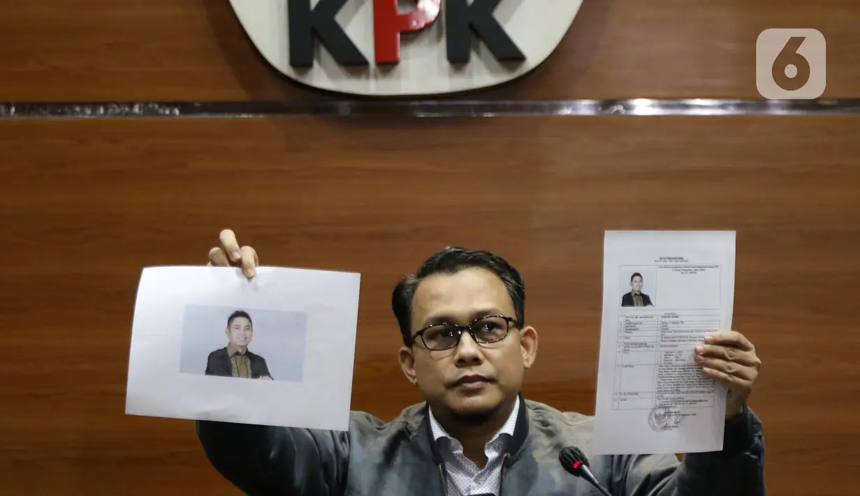 Pelaksana tugas (Plt) Juru Bicara KPK, Ali Fikri menunjukkan data diri Bupati Tanah Bumbu periode 2010-2015 dan 2016-2018, Mardani H. Maming saat mengumumkan status Daftar Pencarian Orang (DPO), Gedung KPK, Jakarta, Selasa (26/7/2022). KPK resmi menerbitkan status DPO terhadap Mardani H. Maming karena dinilai tidak kooperatif (mangkir dari dua kali pemanggilan). (Liputan6.com/Helmi Fithriansyah)