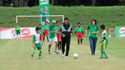 Menpora, Imam Nahrawi membuka ajang MILO Football Championship 2018 di Lapangan Panahan GBK, Jakarta, (24/3/2018). Sekitar 128 Sekolah Dasar di Jakarta ikut ambil bagian pada ajang tersebut. (Bola.com/Nick Hanoatubun)