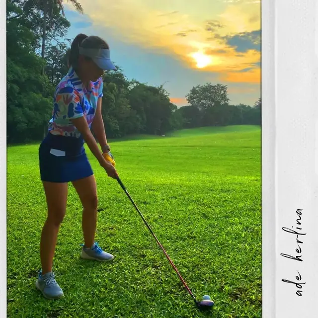 Ade Herlina bintang sinetron Asmara 2 Dunia tayangan Indosiar gemar main golf (Foto: Instagram/@adeherlinaa)