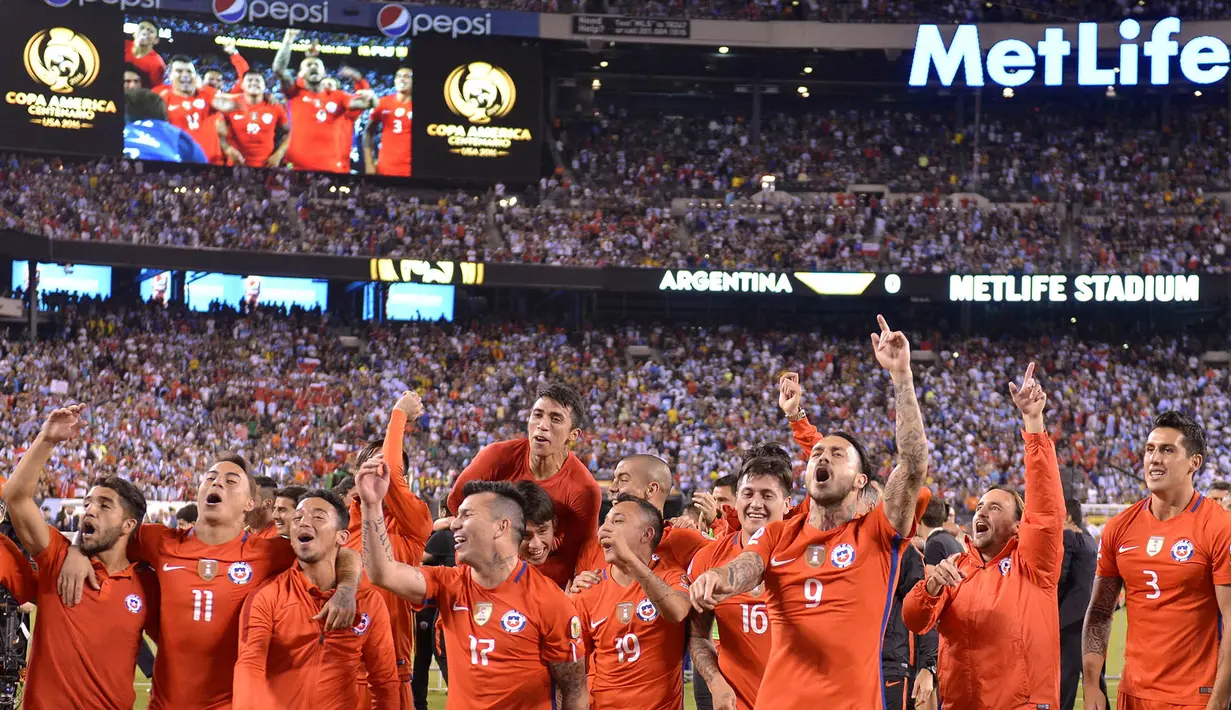 JUNI - Cile meraih gelar Copa America setelah mengalahkan Argentina 2-4 lewat adu penalti. Ini adalah gelar kedua beruntun setelah pada 2015 mereka juga meraih gelar tersebut usai kembali mengalahkan Argentina pada partai final. (AFP/Omar Torres)