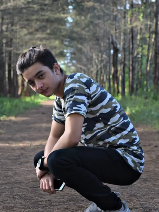 Meski sejak kecil punya rambut yang sedikit panjang, Bryan Domani dengan tatanan rambut pendek pun tetap terlihat tampan. (Liputan6.com/IG/@bryandomani_bd_)