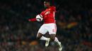 Gelandang Manchester United, Paul Pogba berusaha mengontrol bola saat bertanding melawan Feyenoord pada pertindangan Grup A Liga Europa di Stadion Old Trafford, Inggris (24/11). MU menang telak atas Feyenoord dengan skor 4-0. (Reuters/Carl Recine)