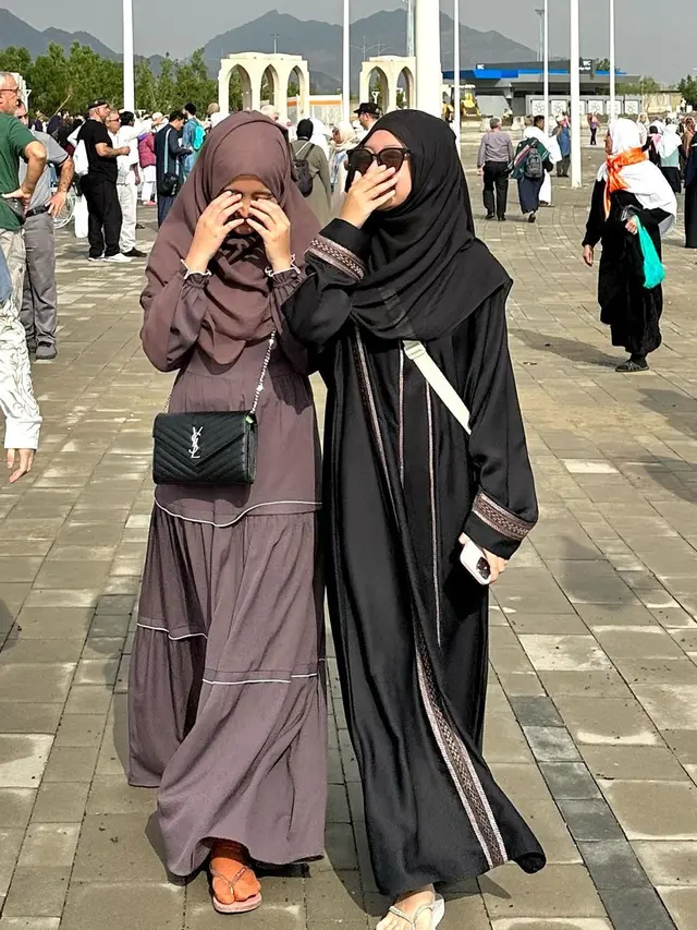 5 Gaya Kompak Arafah Rianti dan Halda Jalani Umroh Bersama, Anggun Berbalut Gamis