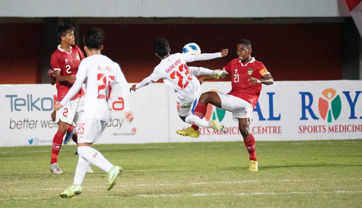 Bek Timnas Indonesia U-16, M Iqbal Gwijangge berebut bola dengan penyerang Myanmar, Kaung Htet pada pertandingan semifinal Piala AFF U-16 2022 di Stadion Maguwoharjo, Sleman, Rabu (10/8/2022). Di final Timnas Indonesia akan menghadapi Vietnam jadi tim pertama yang lolos ke partai puncak usai menang 2-0 atas Thailand di partai semifinal Piala AFF U-16 2022. (Foto:Dok PSSI)