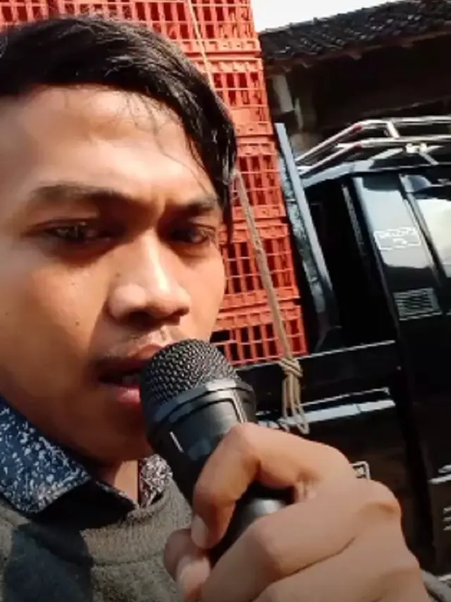 Anti Mainstream, Pria Ini Nagih Utang Nasabahnya Pakai Mikrofon.