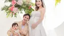 Sementara Caesar Hito tampak gagah kenakan setelan jas warna krem. Dia memangku sang buah hati yang tampil manis dengan dress berwarna krem .  @fdphotography90.