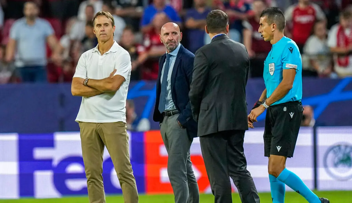 Reaksi pelatih kepala Sevilla Julen Lopetegui (kiri) usai melawan Borussia Dortmund pada pertandingan Grup G Liga Champions di Stadion Ramon Sanchez Pizjuan, Sevilla, Spanyol, 5 Oktober 2022. Sevilla menjamu Dortmund dalam matchday ketiga Grup G Liga Champions. (AP Photo/Jose Breton)