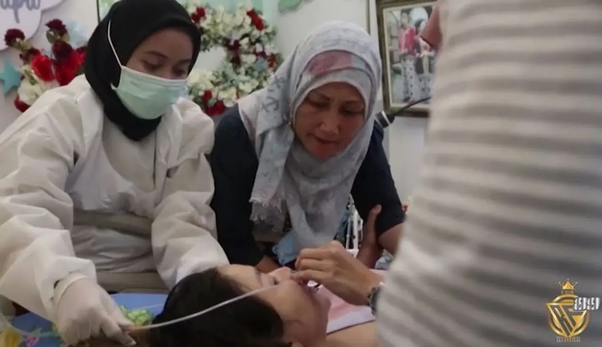 Sebelum melahirkan, Roro Fitria mengenakan selang yang dipasang di hidungnya agar bisa bernapas dengan baik. (Foto: YouTube)