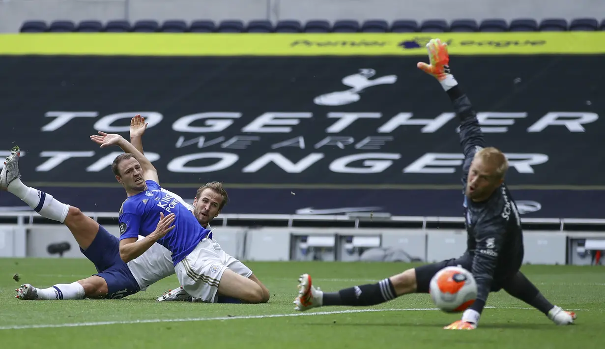 Pemain Tottenham Hotspur Harry Kane (kiri) mencetak gol ke gawang Leicester City pada pertandingan Premier League di Stadion Tottenham Hotspur, London, Minggu (19/7/2020). Tottenham Hotspur mencukur Leicester City 3-0. (Richard Heathcote/Pool Photo via AP)