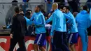 Bek Olympique Marseille, Patrice Evra menendang suporter menjelang partai Liga Europa lawan Vitoria Guimaraes di Estadio D. Afonso Henriques, Jumat (3/11). Evra menendang kepala suporter yang berada di balik papan iklan pinggir lapangan (MIGUEL RIOPA/AFP)