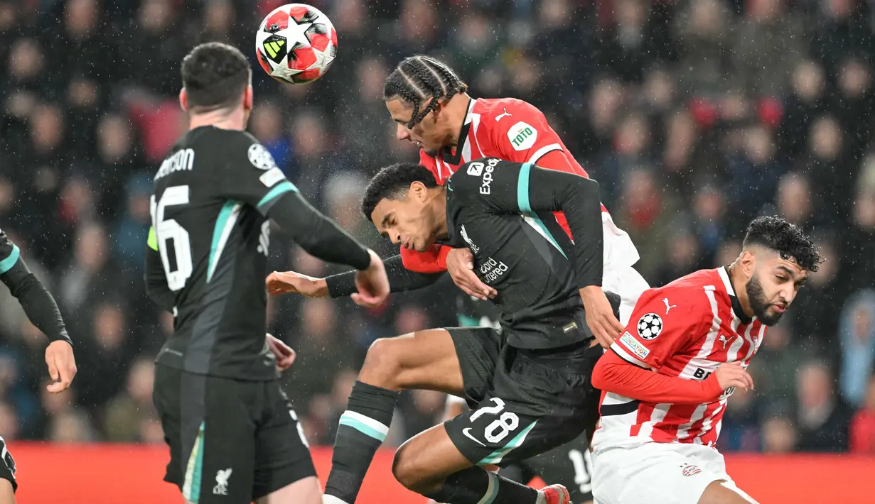 Pemain Liverpool, Jarell Quansah (tengah kiri) berebut bola dengan bek PSV Eindhoven Armando Obispo (tengah kanan) pada matchday 8 league phase Liga Champions 2024/2025 di Philips Stadion, Eindhoven Rabu 29 Januari 2025 waktu setempat atau Kamis (30/1/2025) dini hari WIB. (NICOLAS TUCAT/AFP)