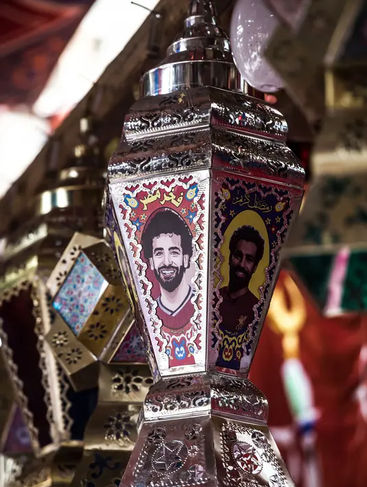 Pedagang menjual lentera Ramadan bergambar pemain Liverpool, Mohamed Salah di Kairo, 30 April 2018. Pemain tim nasional Mesir ini telah merebut hati rakyat Mesir sejak Oktober 2017, ketika Mesir dinyatakan lolos ke Piala Dunia 2018. (AFP/KHALED DESOUKI)