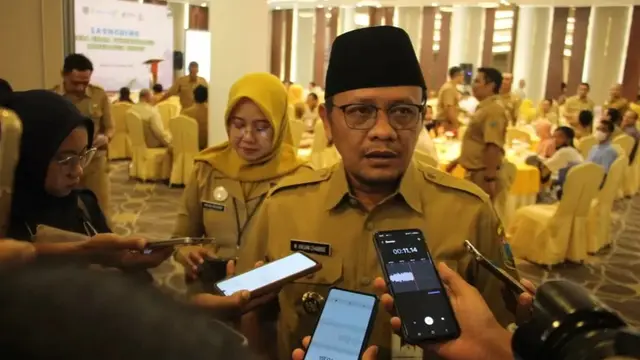 Penjabat Bupati Kudus Hasan Chabibie bangga dengan prestasi salah seorang guru di SMP Negeri 5 Kudus. (Liputan6.com/Arief Pramono)