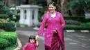 Kahiyang dibalut kebaya brokat pink fuschia yang serasi dengan putrinya. Ia pun memadukannyakan dengan selendang dan kain pink shimmer. [@ayangkahiyang]