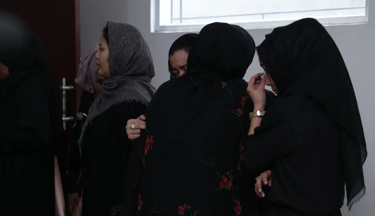 "Nanti kalau udah siap semuanya ya. Boleh nanti diminta keterangannya, Jane (Shalimar) juga," kata salah seorang keluarga di rumah duka, Jalan Jamblang I no 33, Pejaten Barat, Jakarta Selatan, Jumat (25/8). (Adrian Putra/Bintang.com)