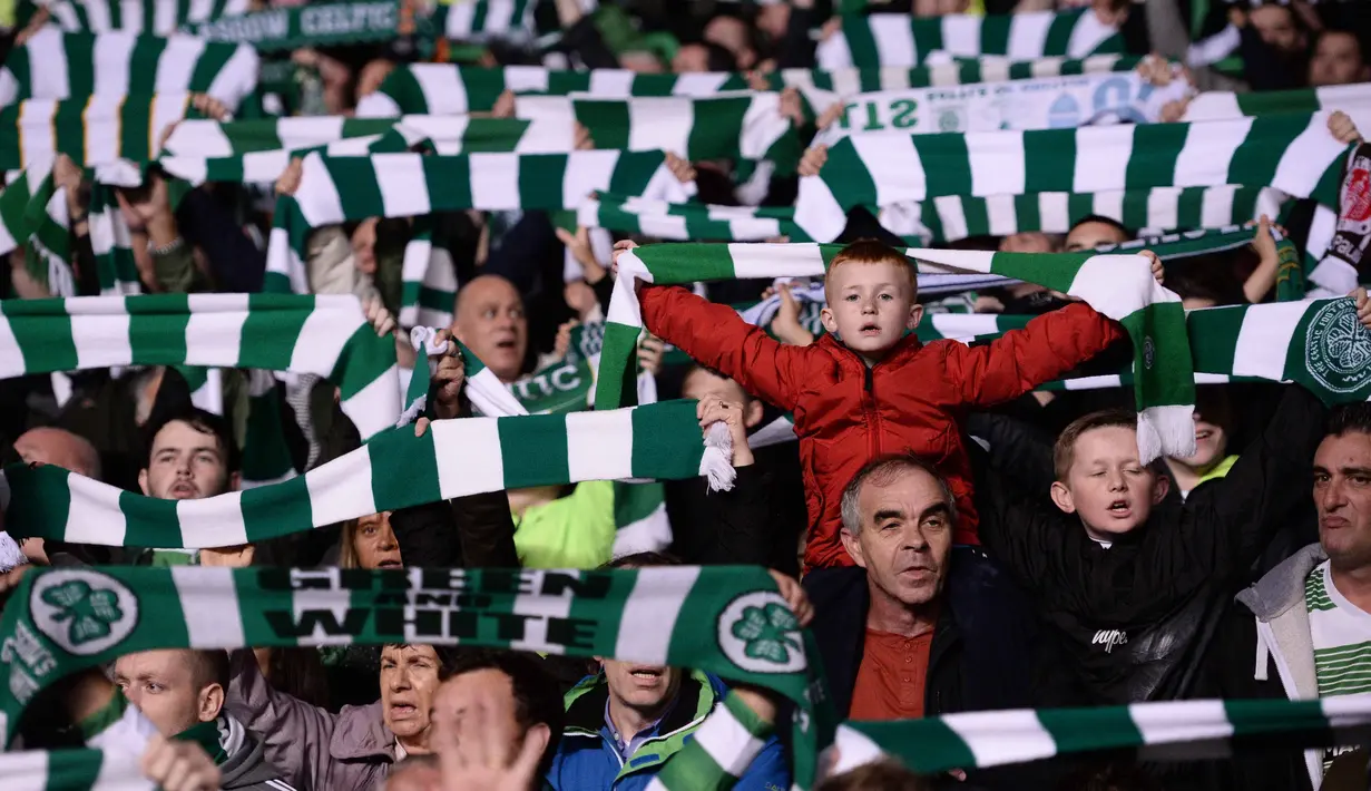 Fans Celtic membentangkan slayer sambil menyanyikan lagu "You'll Never Walk Alone" saat timnya bermain imbang 3-3 dengan Manchester City pada laga Grup C Liga Champion di Celtic Park stadium, Glasgow, Kamis (29/9/2016)dini hari WIB. (AFP/Oli Scarf)