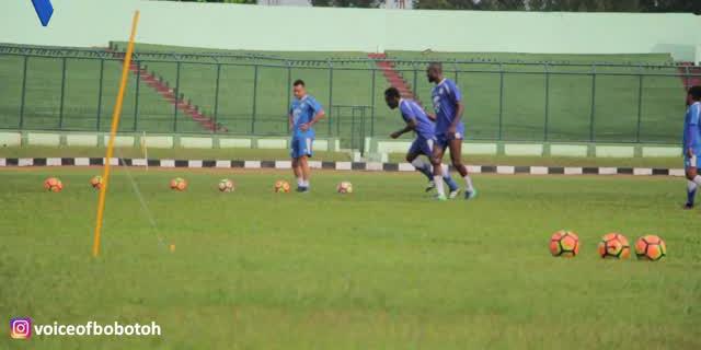 VIDEO: Shohei Matsunaga Kalahkan Michael Essien dalam Crossbar Challenge