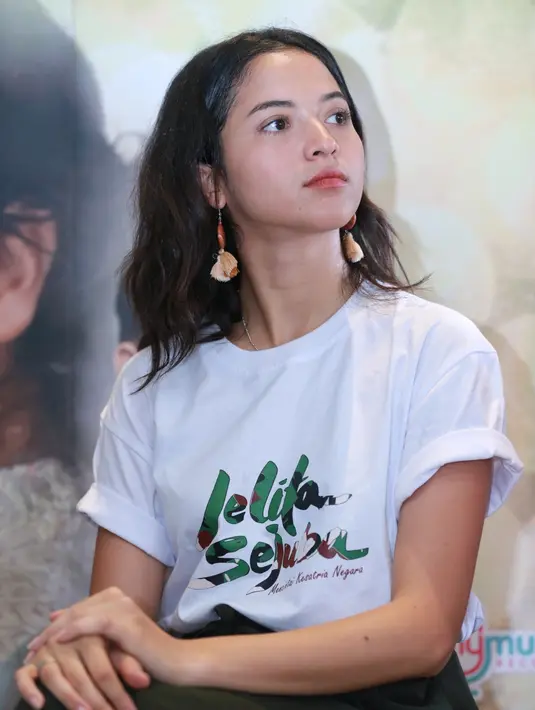 Meski merupakan hari itu merupakan hari bahagia, ia sejak awal tidak ingin riasannya macam-macam. Ia hanya ingin menjadi diri sendiri dan tidak membuat orang pangling. (Adrian Putra/Bintang.com)