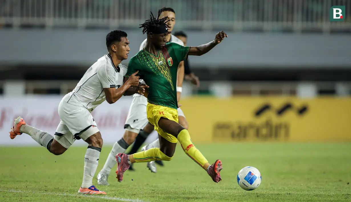 <p>Pemain Timnas Mali U-22,&nbsp;Sekou Kone, dijaga ketat oleh pemain Timnas Indonesia U-22,&nbsp;Rivaldo Pakpahan pada laga ujicoba&nbsp;yang digelar di Stadion Pakansari, Kabupaten Bogor, Selasa (18/11/2025) pukul 20.00 WIB.&nbsp;(Bola.com/Bagaskara Lazuardi)</p>