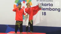 Pesilat Indonesia Yolla Primadona Jumpil dan Hendy berpose usai upacara penyerahan medali nomor seni ganda putra Asian Games 2018 di Padepokan Pencak Silat, TMII, Senin (27/8). Yolla dan Hendy menyabet medali emas dengan skor 580 (Merdeka.com/Arie Basuki)