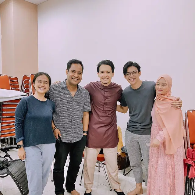 6 Potret Kenangan Rey Mbayang Bareng Mantan Manajernya, Sudah Seperti Keluarga