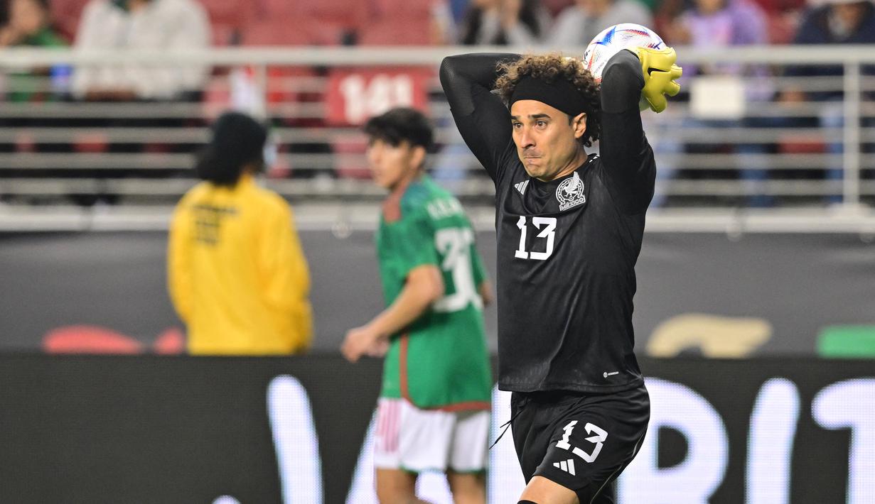 Guillermo Ochoa. Kiper berusia 37 tahun yang kini bermain bersama Club America yang dibelanya sejak awal musim 2019/2020 ini tercatat menjadi pemain aktif dengan jumlah caps terbanyak kedua bersama Timnas Meksiko. Hingga kini ia telah bermain dalam 130 laga dengan torehan 56 kali clean sheet sejak melakukan debut pada 14 Desember 2005. Ia diprediksi akan masuk skuad Meksiko di Piala Dunia 2022 Qatar yang akan menjadi Piala Dunia kelima sepanjang kariernya. (AFP/Frederic J. Brown)