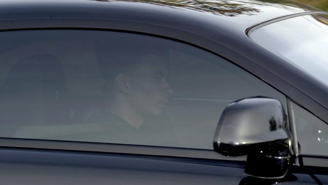 Gelandang Tottenham Hotspur, Dele Alli berada di dalam mobil saat tiba untuk mengikuti sesi latihan pertama pelatih Jose Mourinho di Enfield, Inggris (20/11/2019). Di Tottenham, Mourinho akan menerima gaji sebesar 15 juta poundsterling per tahun. (AP Photo/Matt Dunham)