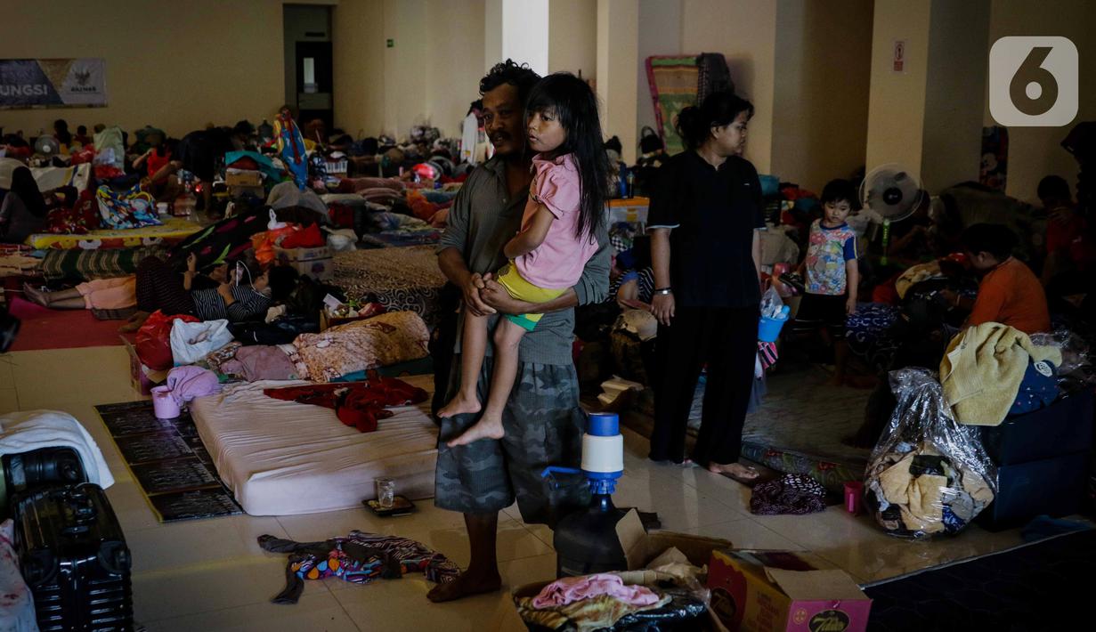 Warga korban banjir masih bertahan mengungsi di GOR Pengadegan, Jakarta, Selasa (7/1/2020). Masih banyaknya warga yang memilih bertahan di pengungsian lantaran kondisi rumah mereka belum memungkinkan untuk ditinggali dan belum adanya arahan dari kelurahan. (Liputan6.com/Faizal Fanani)