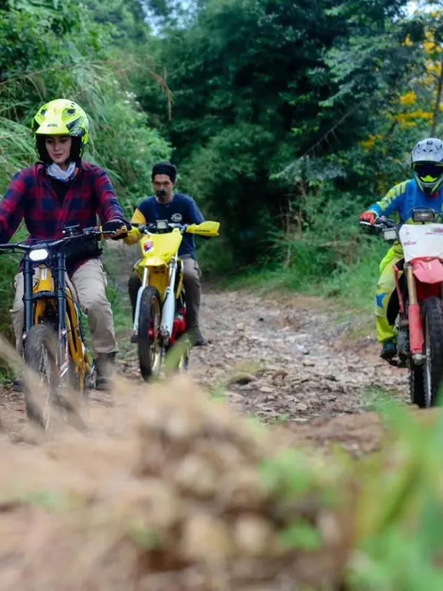 Sempat Jatuh, 7 Potret Ririn Ekawati dan Ibnu Jamil Saat Naik Motor Trail