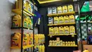 Berbagai jenis cairan yang diperlukan suatu kendaraan ada di IIMS 2023. Pengunjung bisa mendapatkan cairan-cairan seperti minyak rem, oli mesin, oli transmisi, cairan wiper, carbon clean, injector cleaner, hingga octane booster.