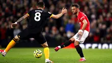 Gelandang Manchester United, Bruno Fernandes, menendang bola saat melawan Wolverhampton Wanderers, Matt Doherty, pada laga Premier League di Stadion Old Trafford, Sabtu (1/2/2020). Kedua tim bermain imbang tanpa gol. (AP/Martin Rickett)