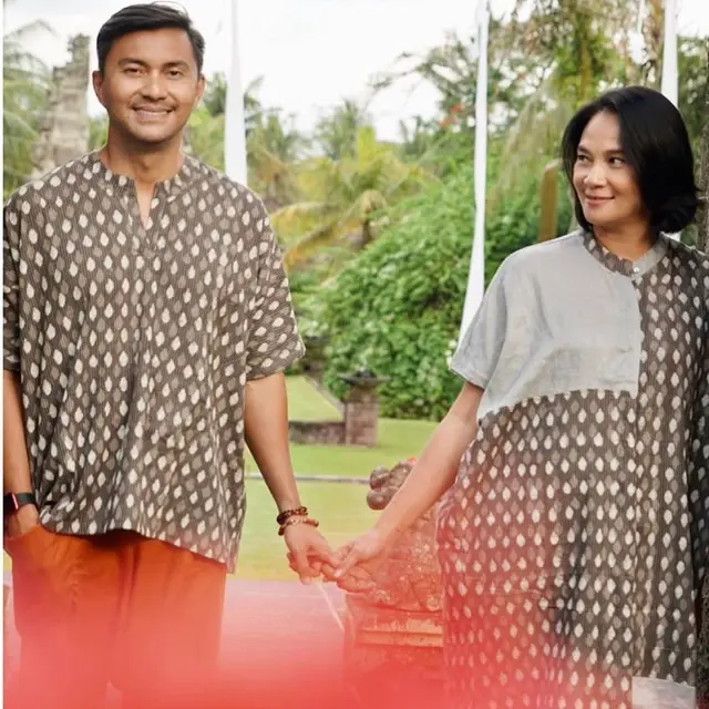 Bak Pasangan Muda, Ini 6 Potret Anjasmara dan Istri Pakai Baju Couple