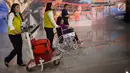Petugas membantu penumpang yang menggunakan kursi roda di terminal baru Bandara Internasional Ahmad Yani Semarang, Rabu (6/6). Mengusung konsep floating airport, bandara ini nantinya akan menjadi bandara apung pertama di Indonesia.  (Liputan6.com/Gholib)