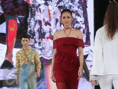 Sejumlah model berjalan dipanggung mengenakan busana rancangan LasSalle College dalam pagelaran Senayan City Fashion Nation ke-11, Jakarta, Selasa (11/4). (Liputan6.com/Gempur M. Surya)