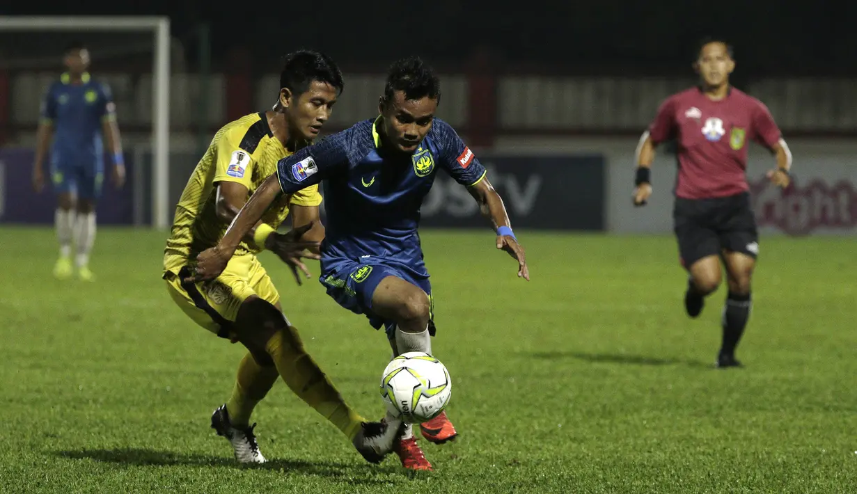 Bek Bhayangkara FC, Putu Gede, berusaha merebut bola saat melawan PSIS Semarang pada laga Piala Indonesia di Stadion PTIK, Jakarta, Selasa (19/2). Bhayangkara FC bermain imbang 1-1 melawan PSIS. (Bola.com/Yoppy Renato)