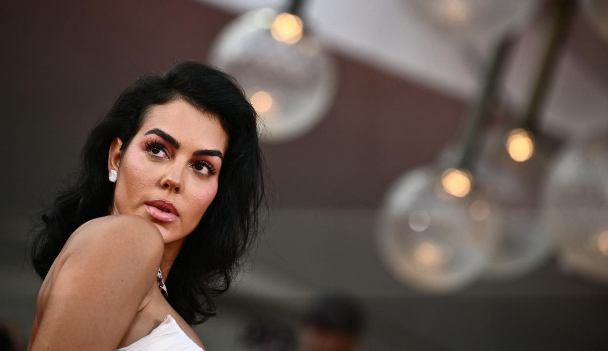 <p>Striker Al Nassr dan Portugal ini telah berkencan dengan Georgina sejak 2016 dan mereka memiliki dua anak bersama, selain itu ia juga merupakan ibu tiri dari tiga anak lainnya. (Marco BERTORELLO / AFP)</p>