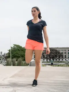 Jalan kaki merupakan olahraga sederhana yang mudah dilakukan kapan saja untuk menjaga kebugaran tubuh. (Foto: mego-studio/Freepik)